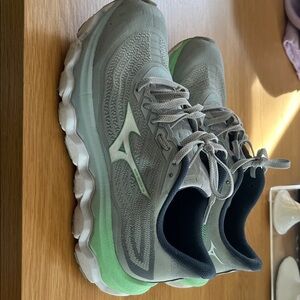 Mizuno Women's Athletic Running Shoes — Light Gray with Mint Green Accents